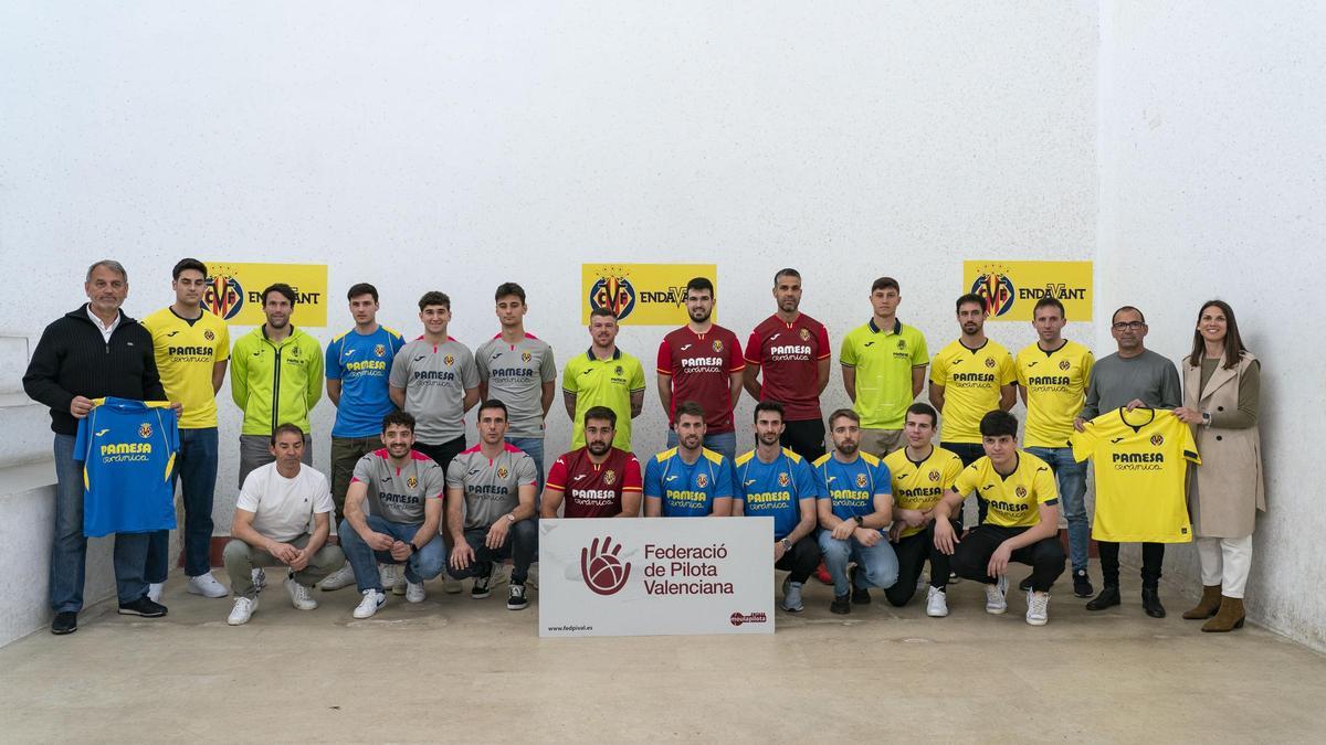 La Federació de Pilota Valenciana i el Villarreal CF han presentat este dijous el VIII Trofeu de Villarreal CF en el trinquet Salvador Sagols.