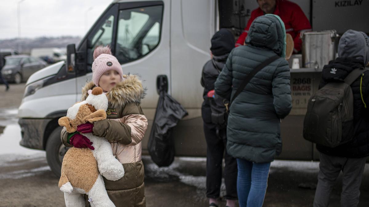 Un frágil alto el fuego permite la evacuación de algunos civiles en Ucrania.