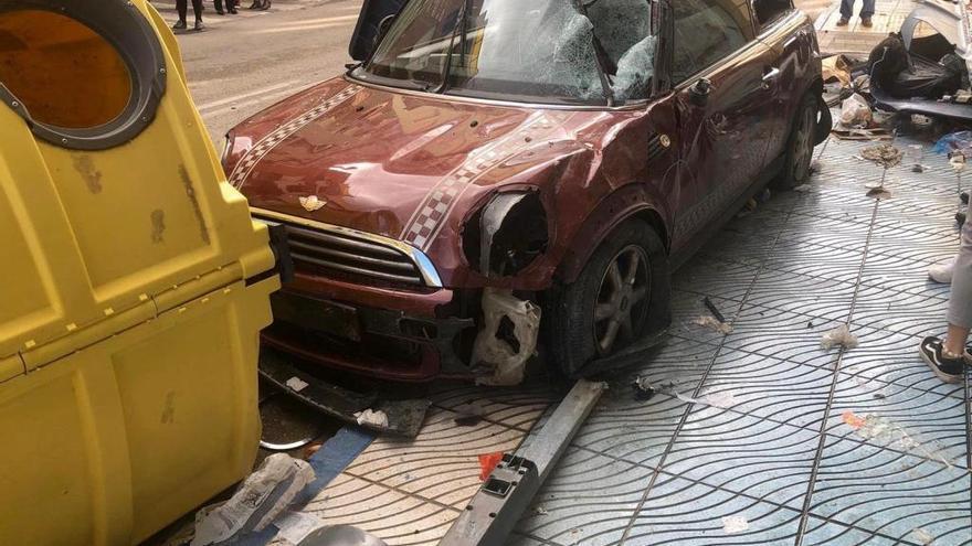 Vehículo que conducía la mujer que ha resultado herida en Torre del Mar.