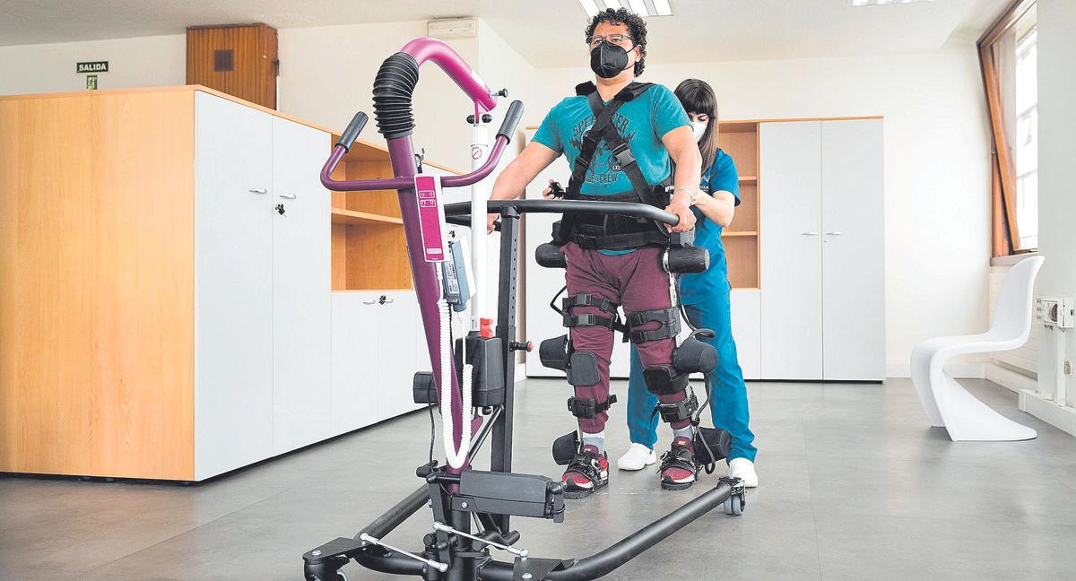 Un paciente prueba un exoesqueleto de Gogoa Mobility Robots