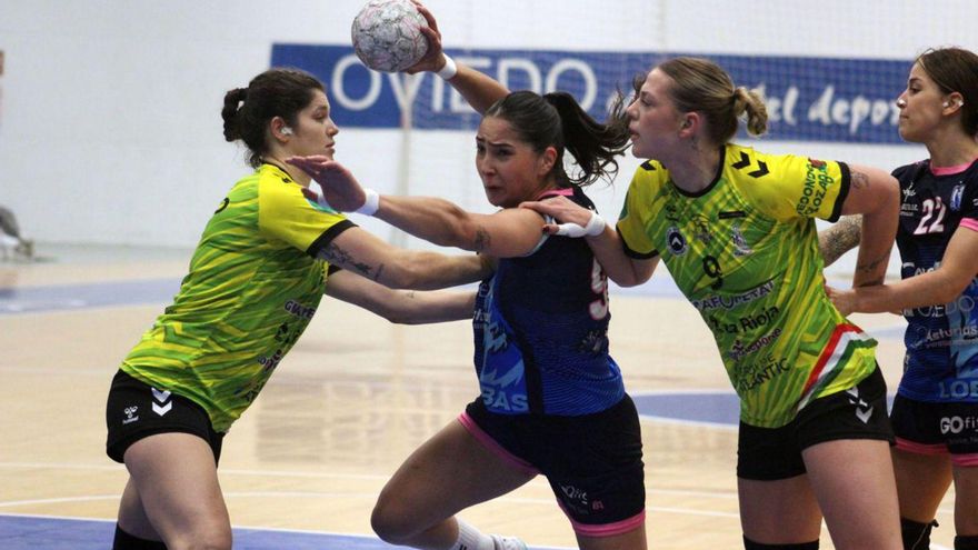 Monique Henrique intenta zafarse de dos defensoras del La Rioja. | OBF