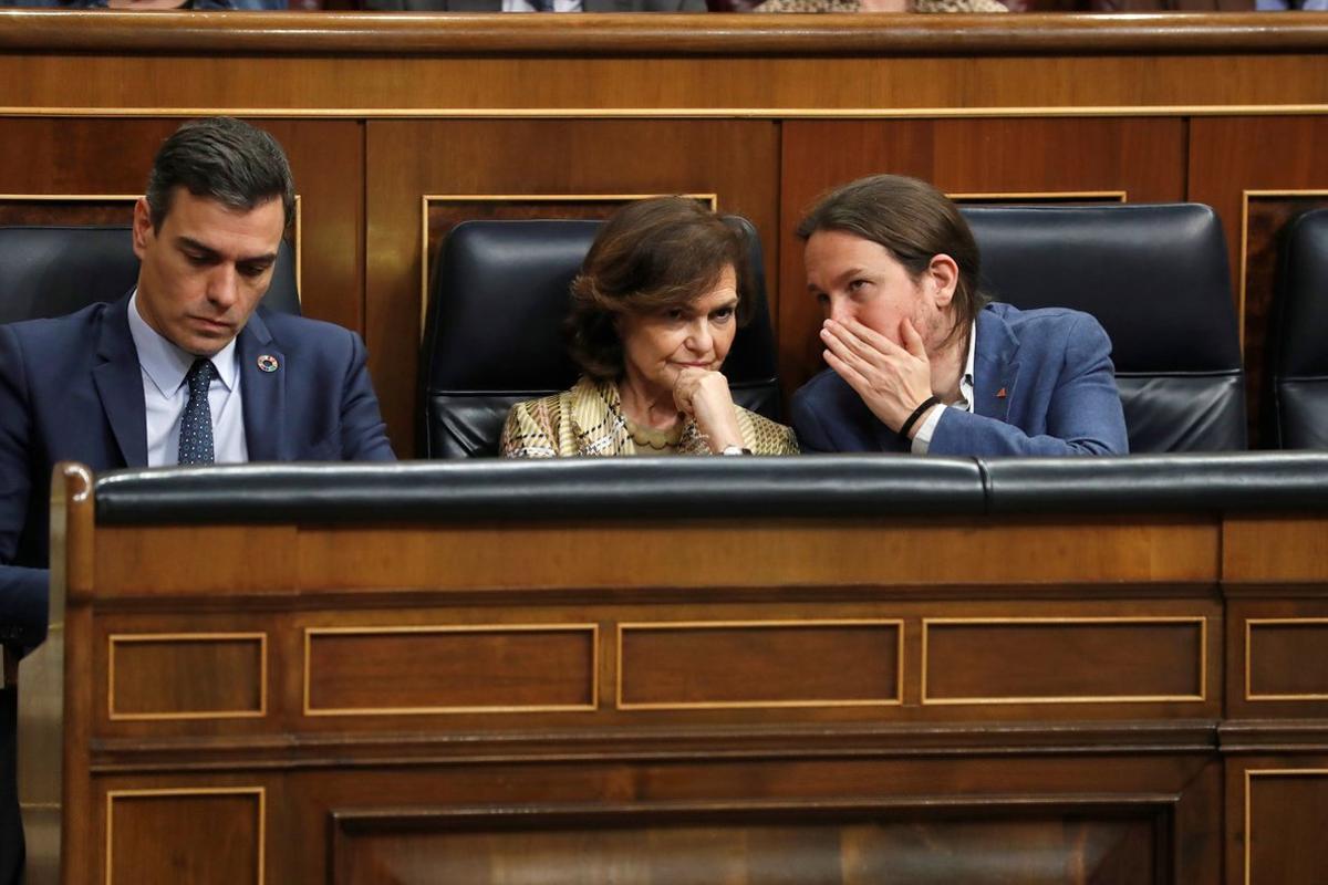 GRAF4579. MADRID, 04/02/2020.- El presidente del Gobierno, Pedro Sánchez (i), junto a la vicepresidenta primera del Ejecutivo, Carmen Calvo (c), y el vicepresidente segundo, Pablo Iglesias (d), desde sus escaños, durante el pleno celebrado este martes en el Congreso de los Diputados en Madrid. EFE/Zipi