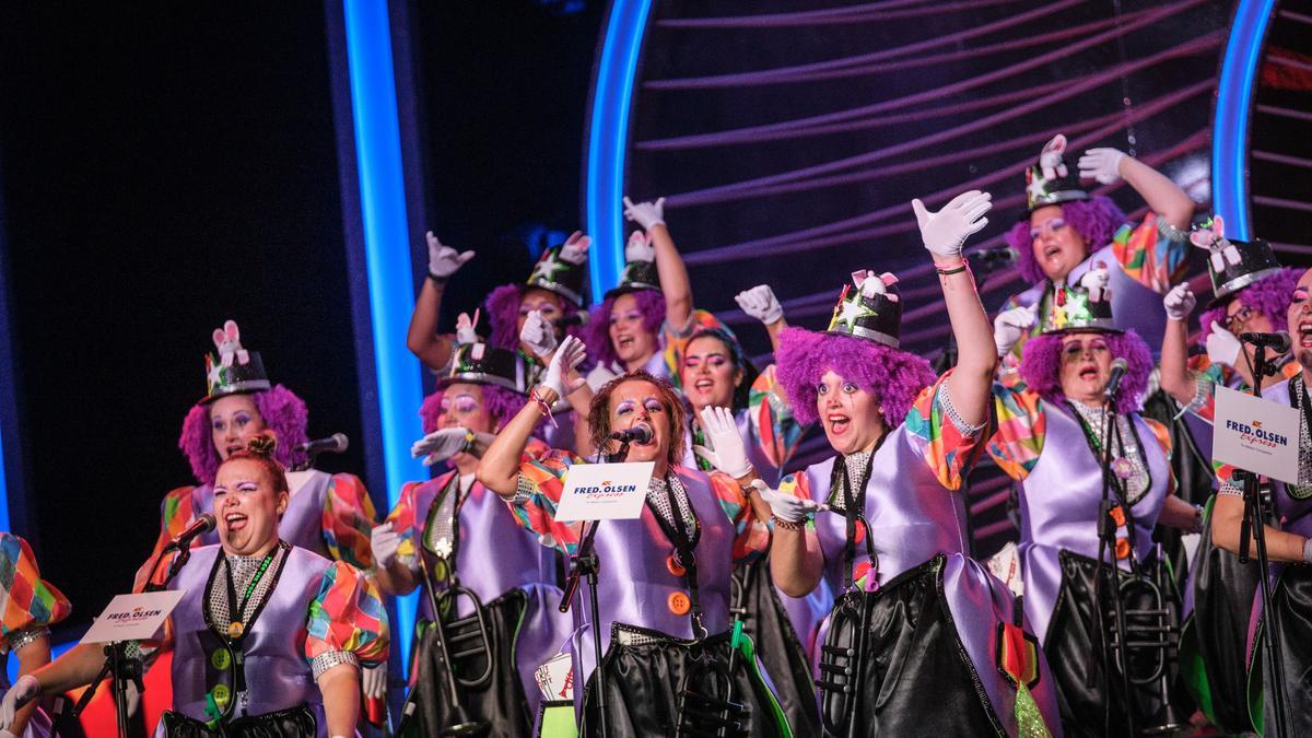 Un momento de la actuación de Tras Con Tras en la primera fase del concurso de murgas adultas del Carnaval 2022.