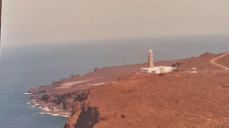 1989: arriado de bandera en el Faro de Orchilla