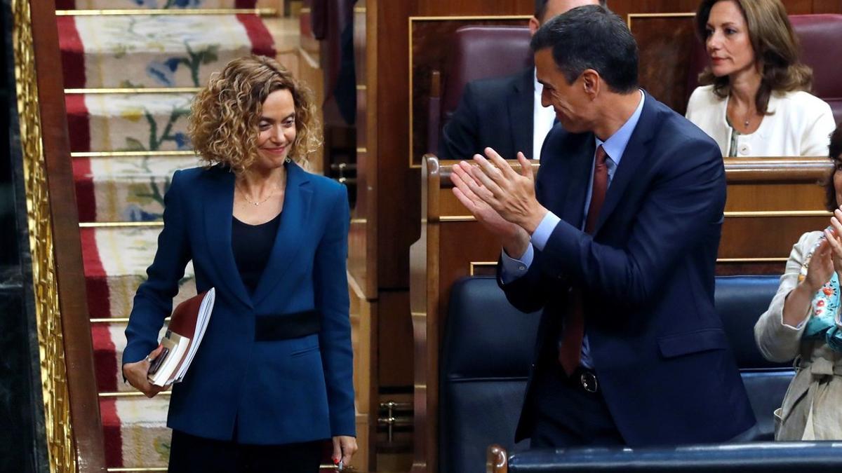 Meritxell Batet, aplaudida por Pedro Sánchez, tras ser elegida presidenta de la Mesa del Congreso.