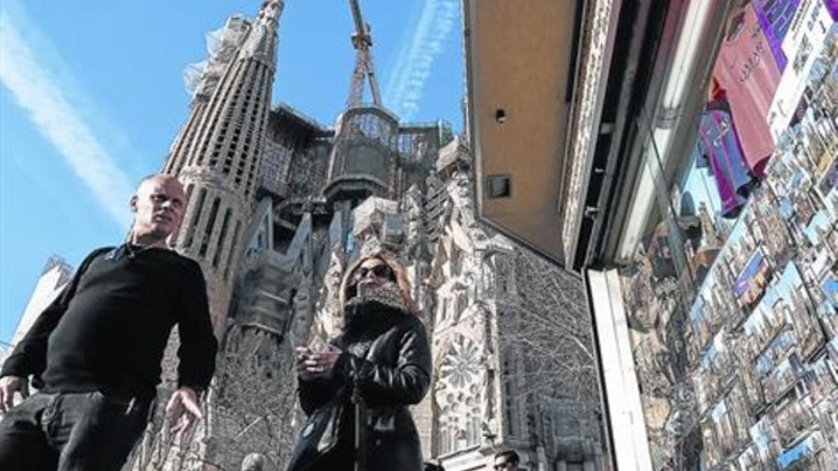 Unos turistas, de visita a la Sagrada Família, el viernes.