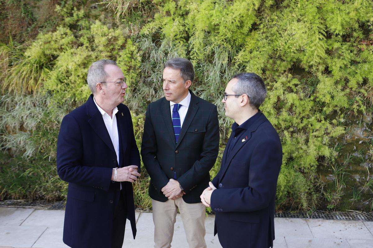 Fulgencio Gil charla con los presidentes de las cofradías mayoritarias de Lorca.