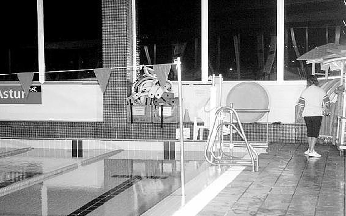 Una trabajadora en la piscina de la Mancomunidad del Cabo Peñas, en Antromero.