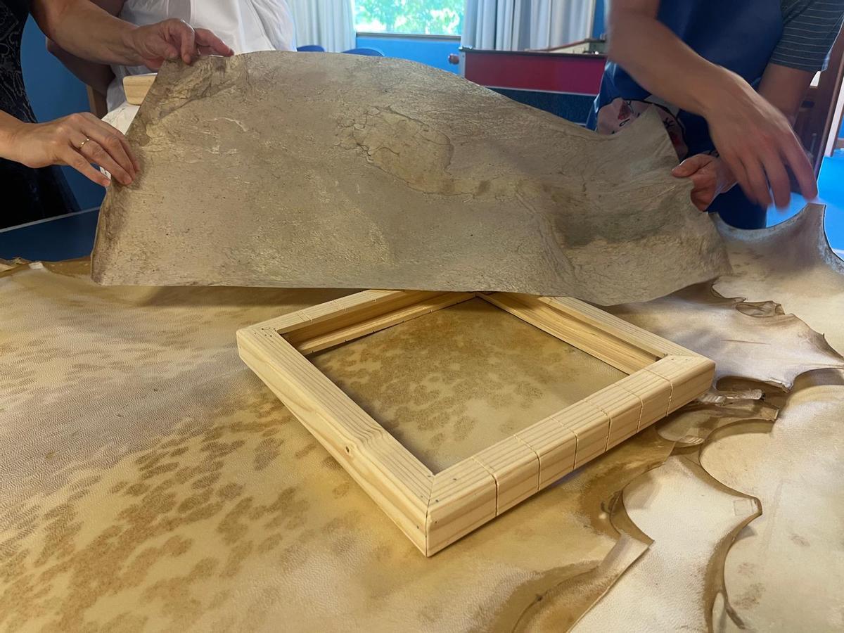 El taller de pandeiros de Grado, en imágenes