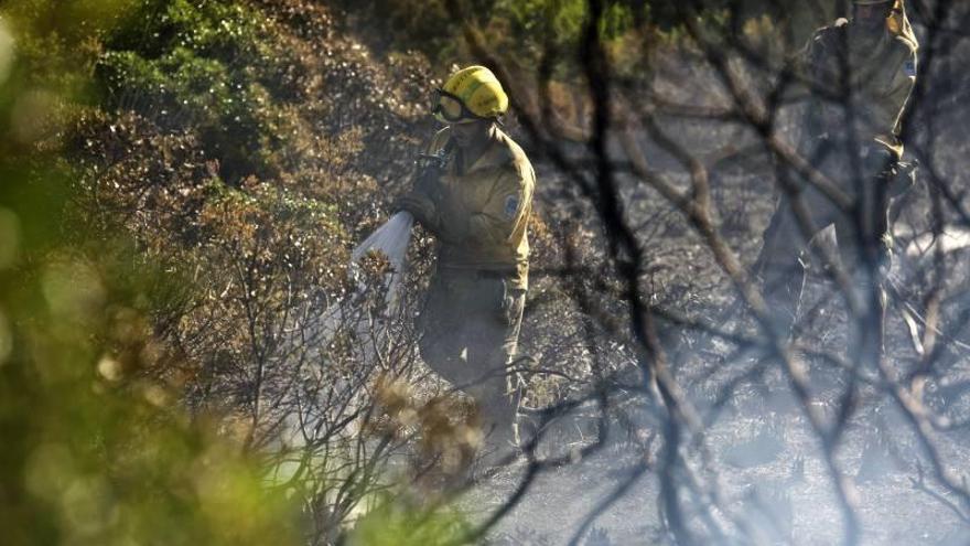 Un incendio al norte de Menorca obliga a desalojar a 600 personas