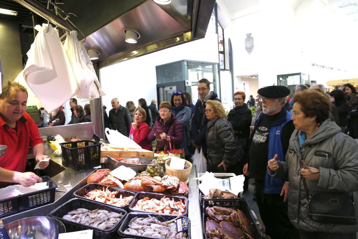 Imagen de archivo de compradores en un mercado. EFE/Luis Tejido