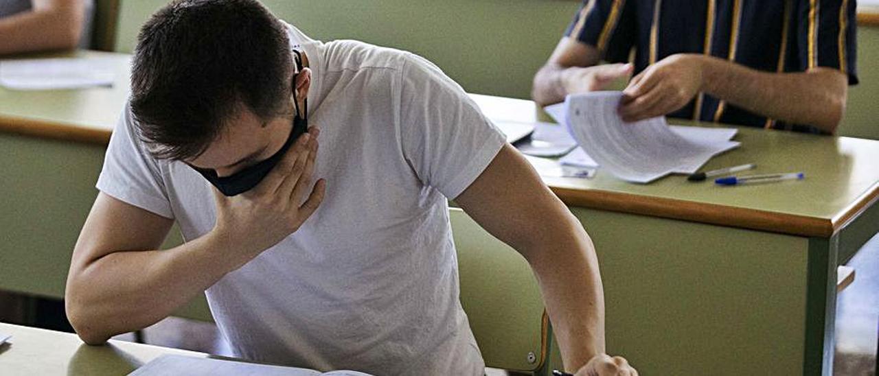 Un estudiante, durante la selectividad de este curso. | GERMÁN CABALLERO