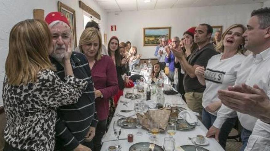 Los festeros acompañan a Cristobal Manzaneque en su homenaje a toda una vida dedicado a los Moros y Cristianos.