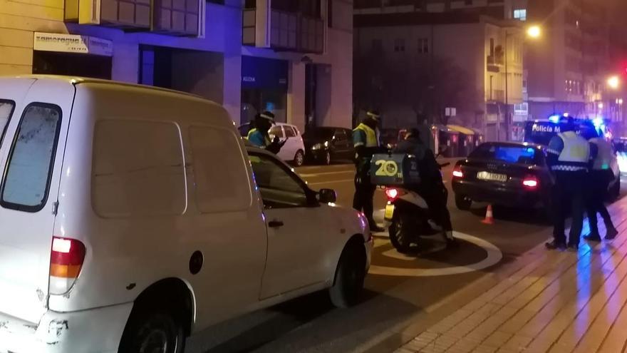 La Policía Municipal realiza un control de alcoholemia en la capital.