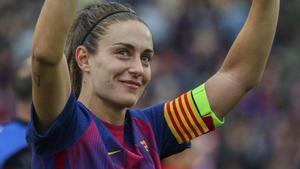 Alèxia Putellas s’acomiada de l’afició en el seu últim partit disputat al Camp Nou. | GORKA URRESOLA