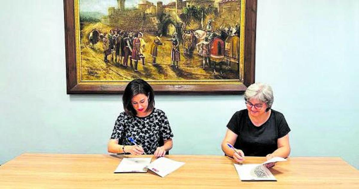 Teresa Ladrero y Marta Ruiz, representante de IU, firman el pacto. | SERVICIO ESPECIAL