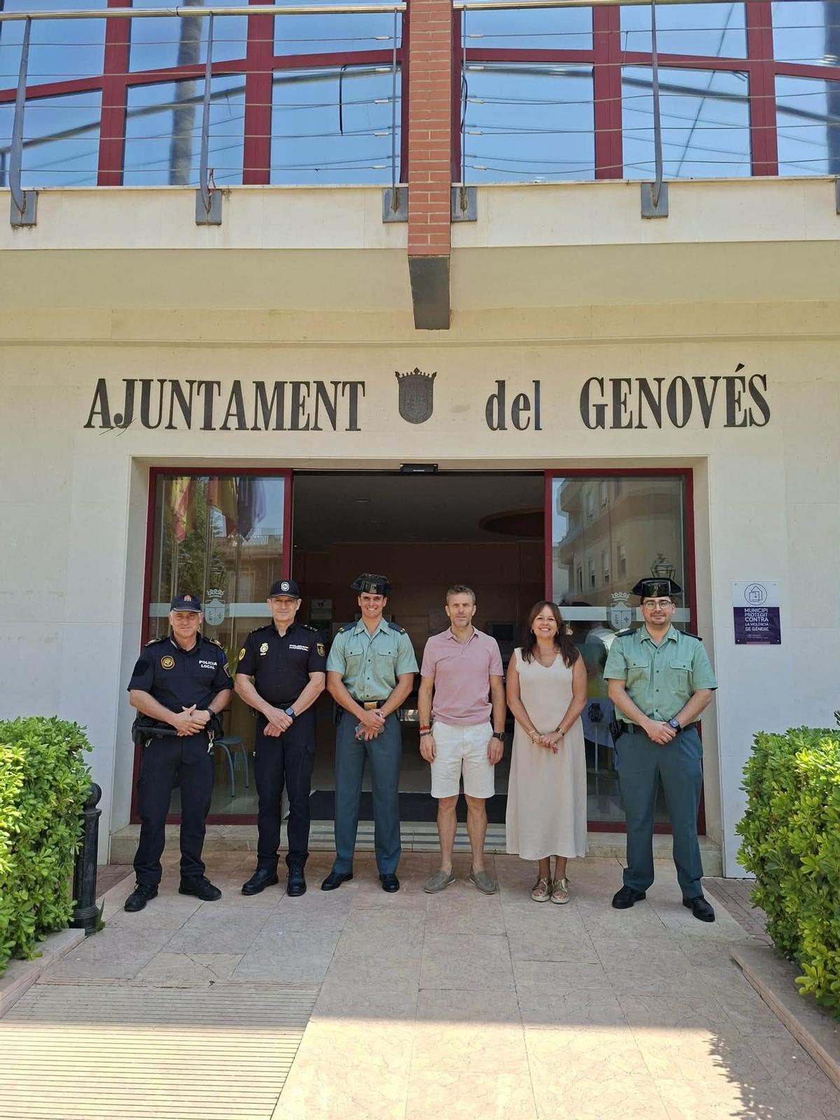 El alcalde del Genovés y representantes de las fuerzas de seguridad tras celebrar la Junta de Seguridad.