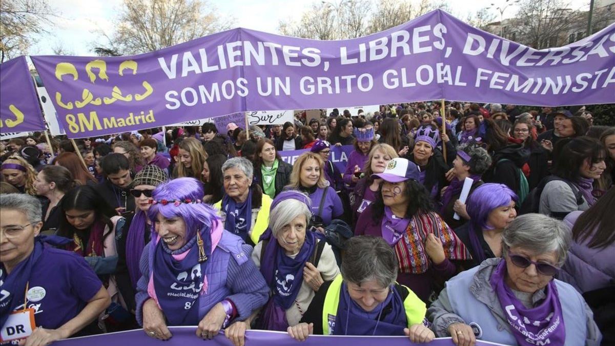 Manifestación del Día de la Mujer a su paso por el paseo del Prado