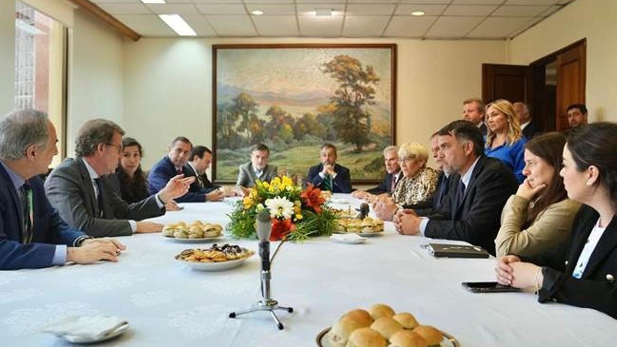 El presidente del PP, Alberto Núñez Feijóo, se reúne con representantes de la coalición Chile Vamos.