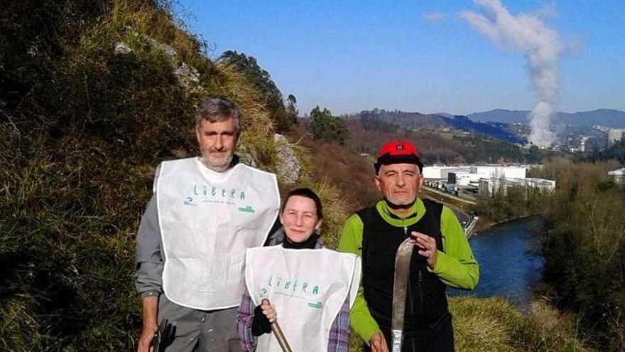 Joaquín Arce, a la izquierda, junto a dos de los voluntarios.