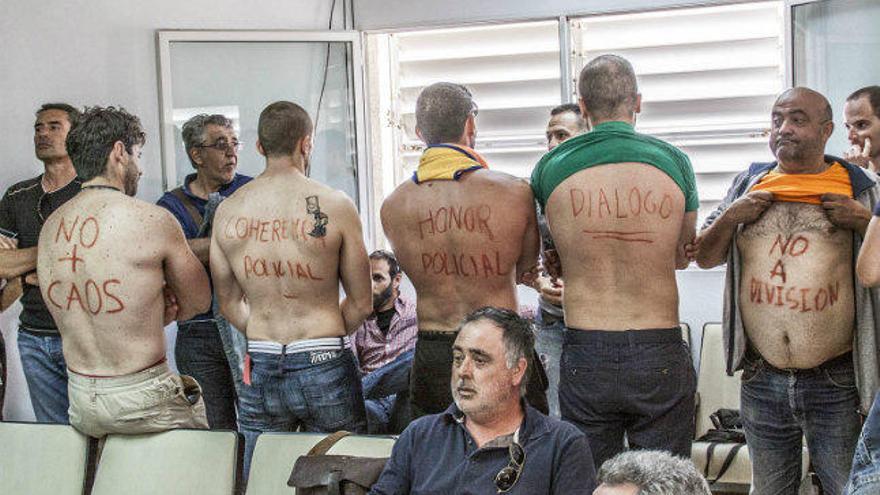 Agentes de policía protestando en el Pleno.