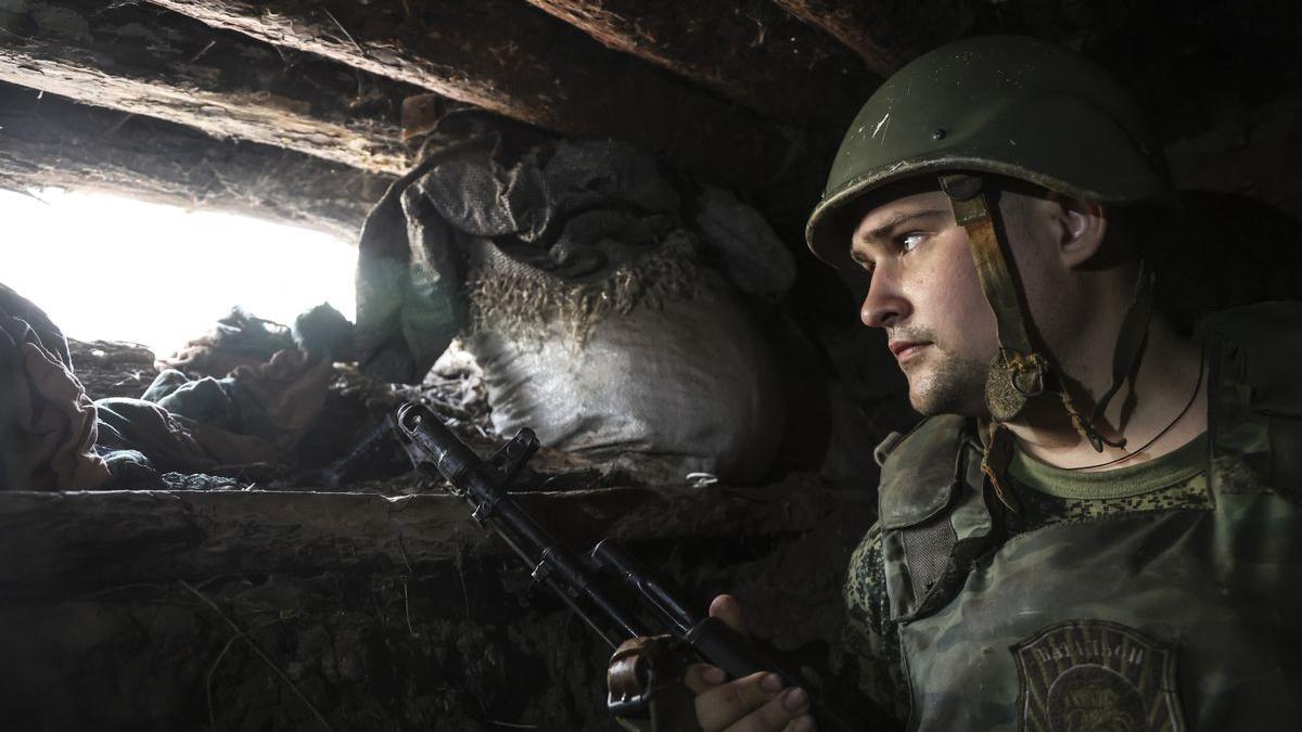 Avdiivka (Ucrania), 20/07/2022.- Un soldado ucraniano de la región del Donetsk, dentro de una trinchera.