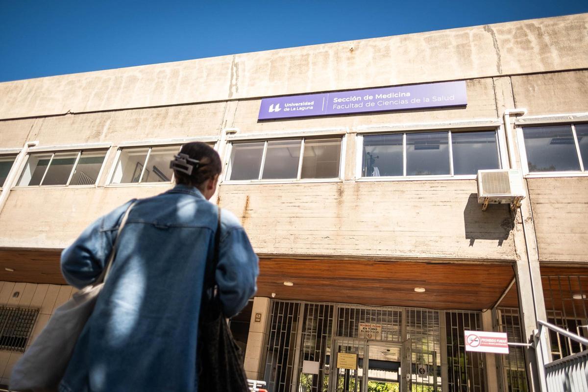Una alumna entra en la Facultad de Medicina de la ULL, en el Campus de Ciencias de la Salud.