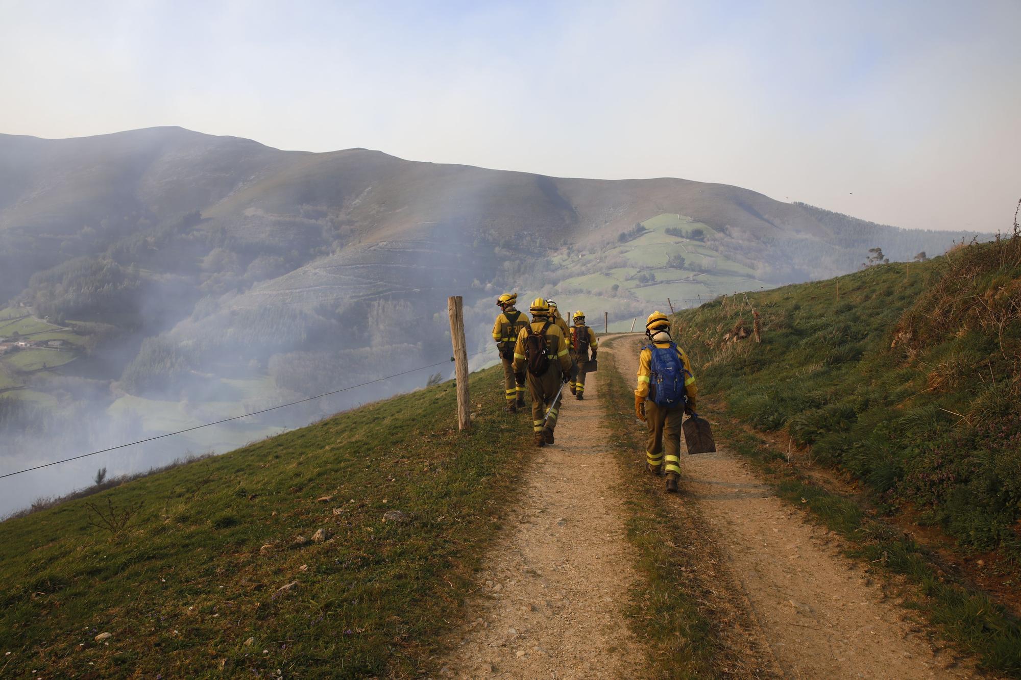 Las imágenes del preocupante incendio en Tineo