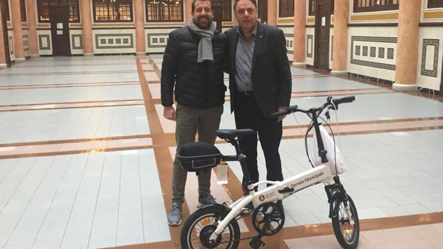 Jordi Serracanta i Valentí Junyent amb una bicicleta elèctrica