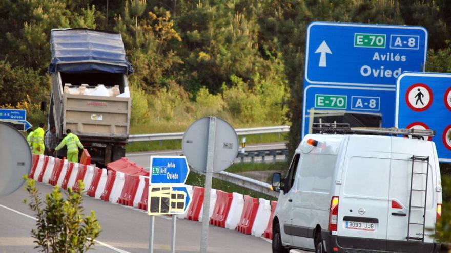 Fluidez circulatoria en la salida por carretera a Galicia, pese al corte de la A-8 en Valdés