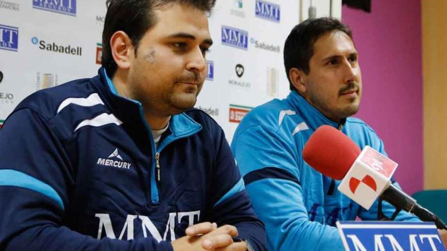 Eduardo García Valiente y Fernando Ruiz escuchan una pregunta en rueda de prensa.