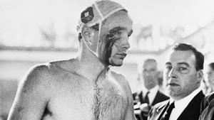 Ervin Zador, saliendo de la piscina sangrando, en Melbourne 1956.