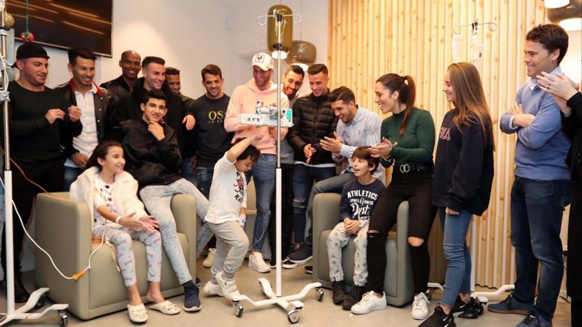 Los jugadores del Espanyol visitan el Hospital de Nens de Barcelona.