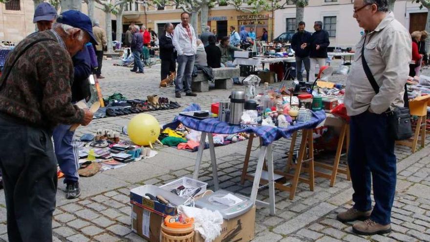 El rastro-trueque vuelve a la plaza de Viriato