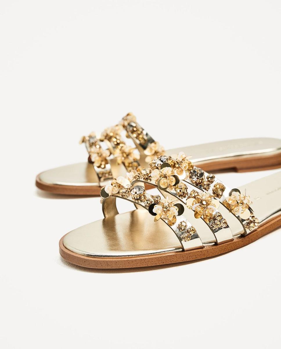 Zara y sus zapatos de plumas y 'brilli brilli': Pala dorada (35,95 euros).