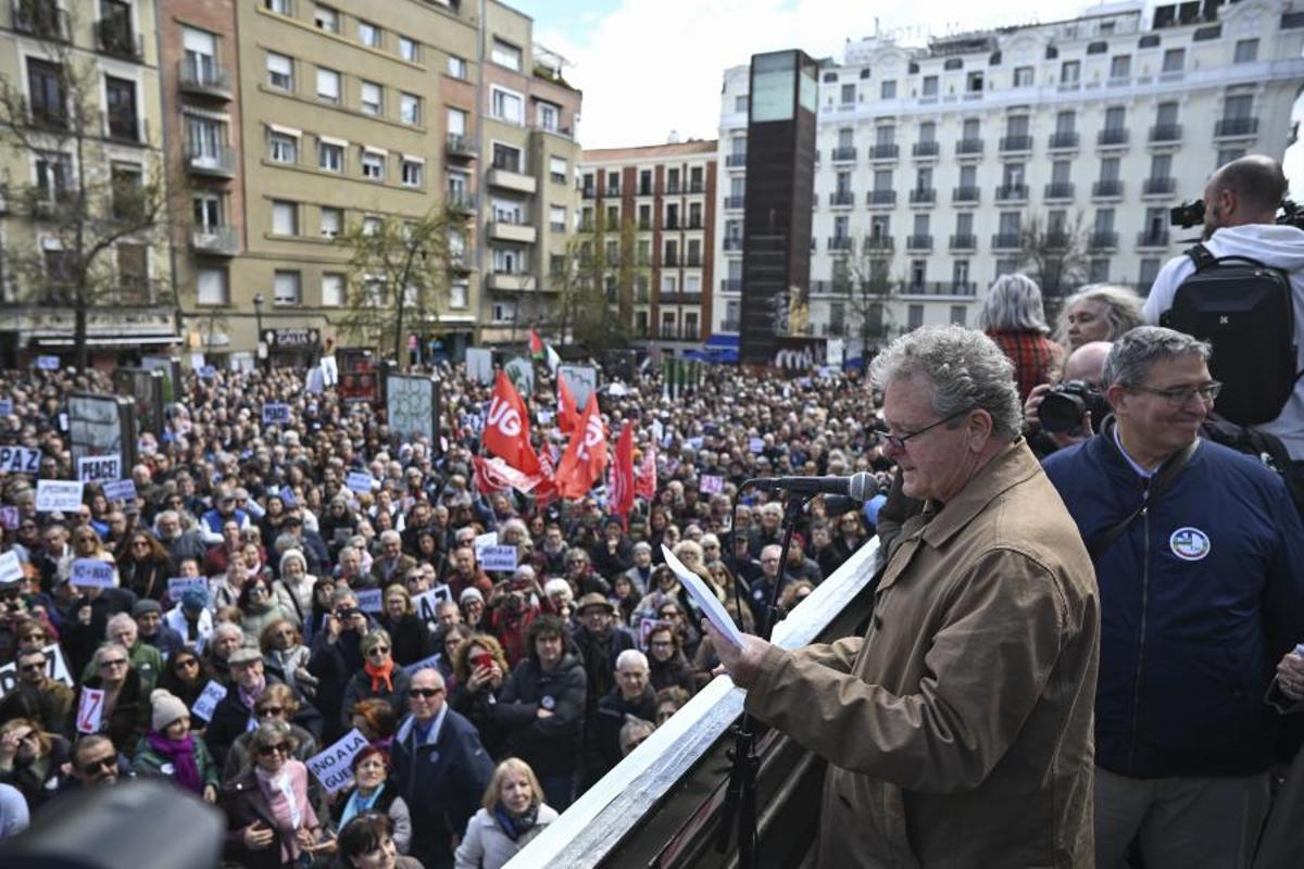 El periodista y humorista Juan Luis Cano lee un manifiesto durante la protesta convocada por la plataforma PararLaGuerra este sábado en Madrid en la que miles de personas han reclamando parar la guerra en Irán junto a personalidades del mundo de la cultura y de la política, en una iniciativa respaldada por más de 200 asociaciones bajo el lema "Hay que parar la guerra en Oriente Medio. No olvidar Gaza".