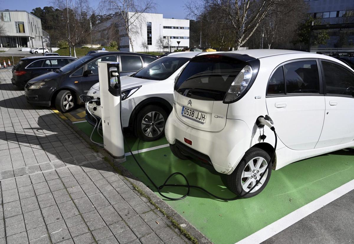 Recarga de coches eléctricos en el campus universitario.
