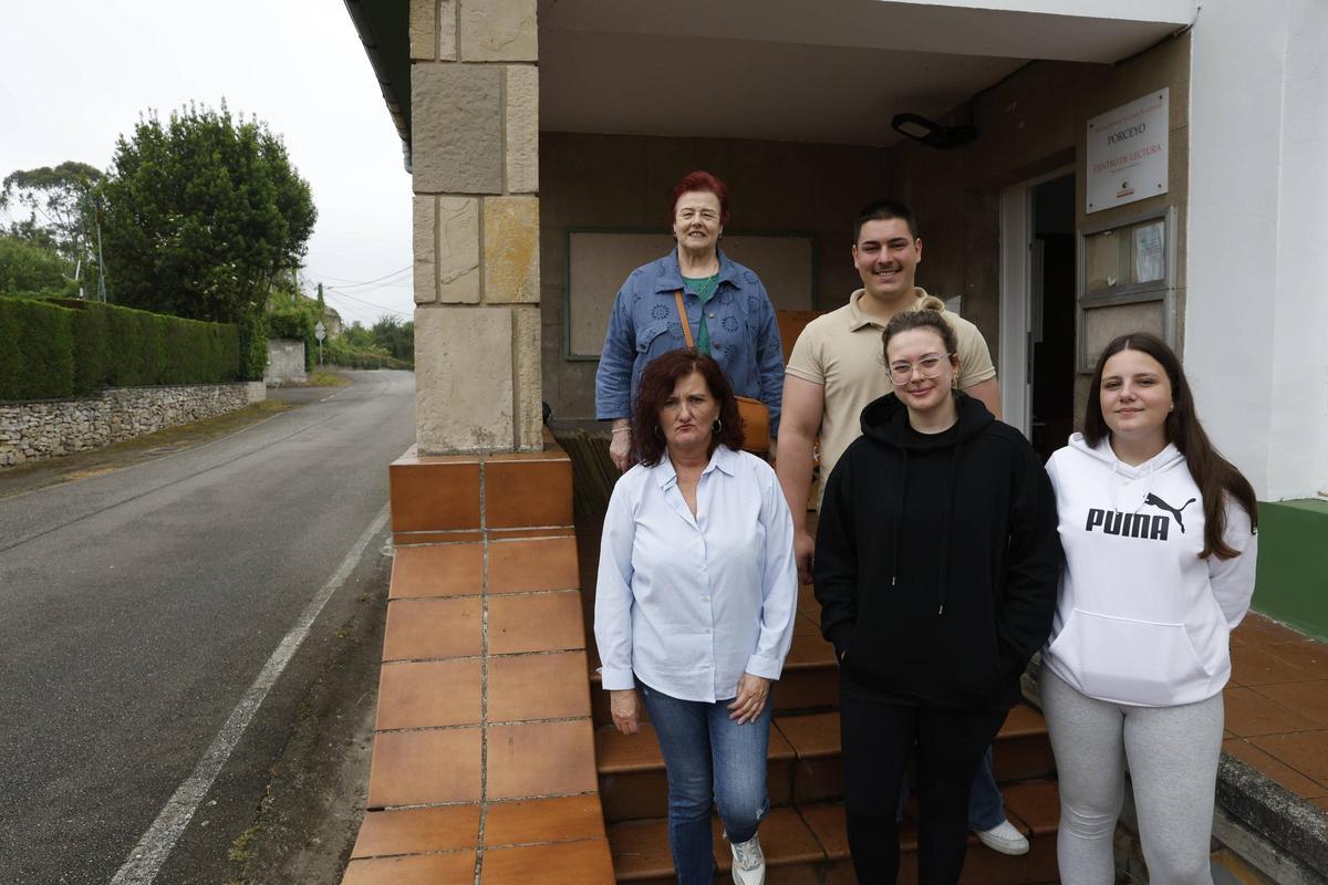 Colectivo vecinal de Porceyo, con Marta Martínez abajo a la izquierda.
