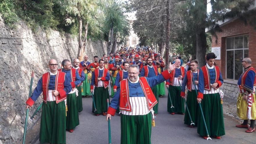 La filà Domingo Miques durante el acto de la Diana que abre el día de fiesta.