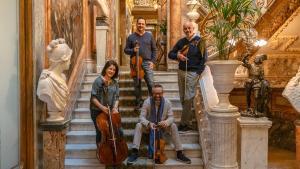 El Cuarteto Quiroga, en el Museo Cerralbo en Madrid. De izda. a dcha.: Helena Poggio, Juan Puchades (detrás), Cibrán Sierra y Aitor Hevia.