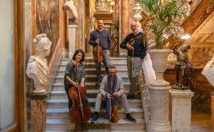 El Cuarteto Quiroga, en el Museo Cerralbo en Madrid. De izda. a dcha.: Helena Poggio, Juan Puchades (detrás), Cibrán Sierra y Aitor Hevia.