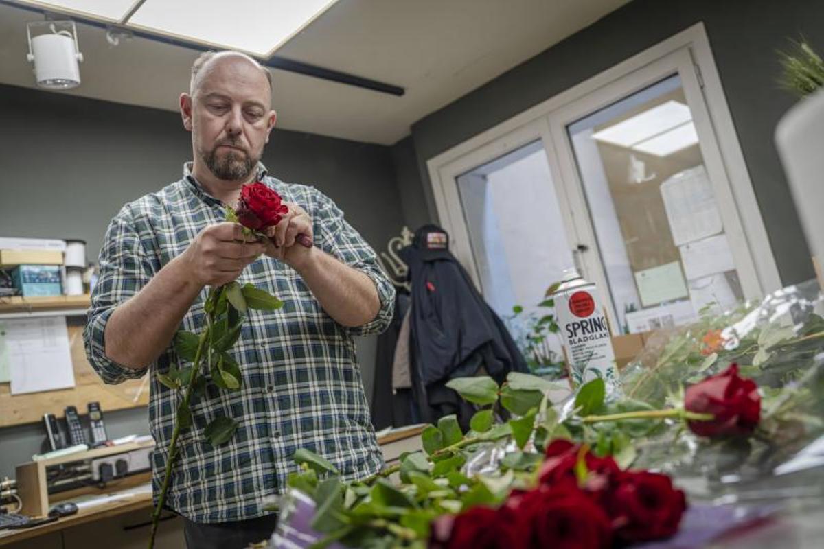 El florista prepara una rosa.