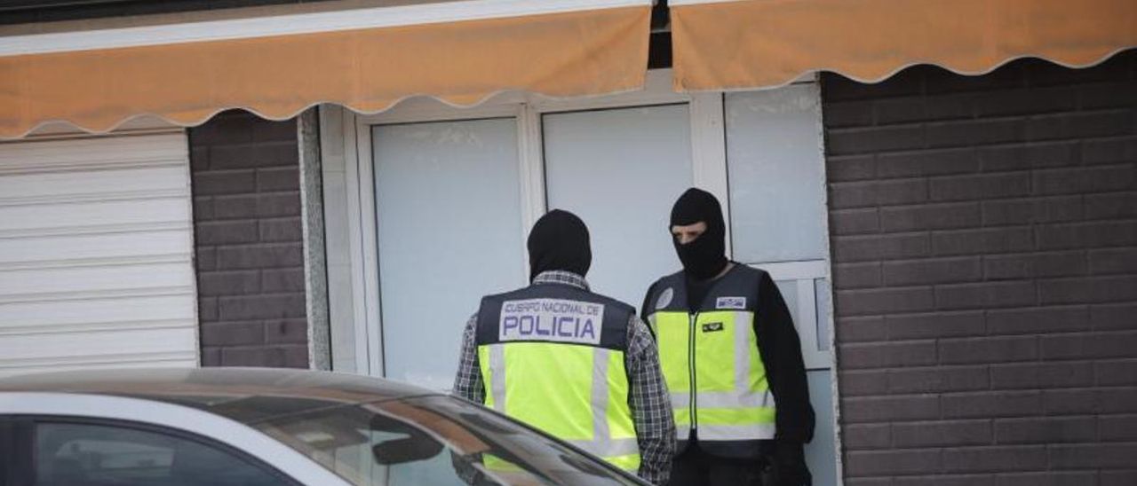 Despliegue policial en Melilla y varios detenidos vinculados con la compra de votos por correo