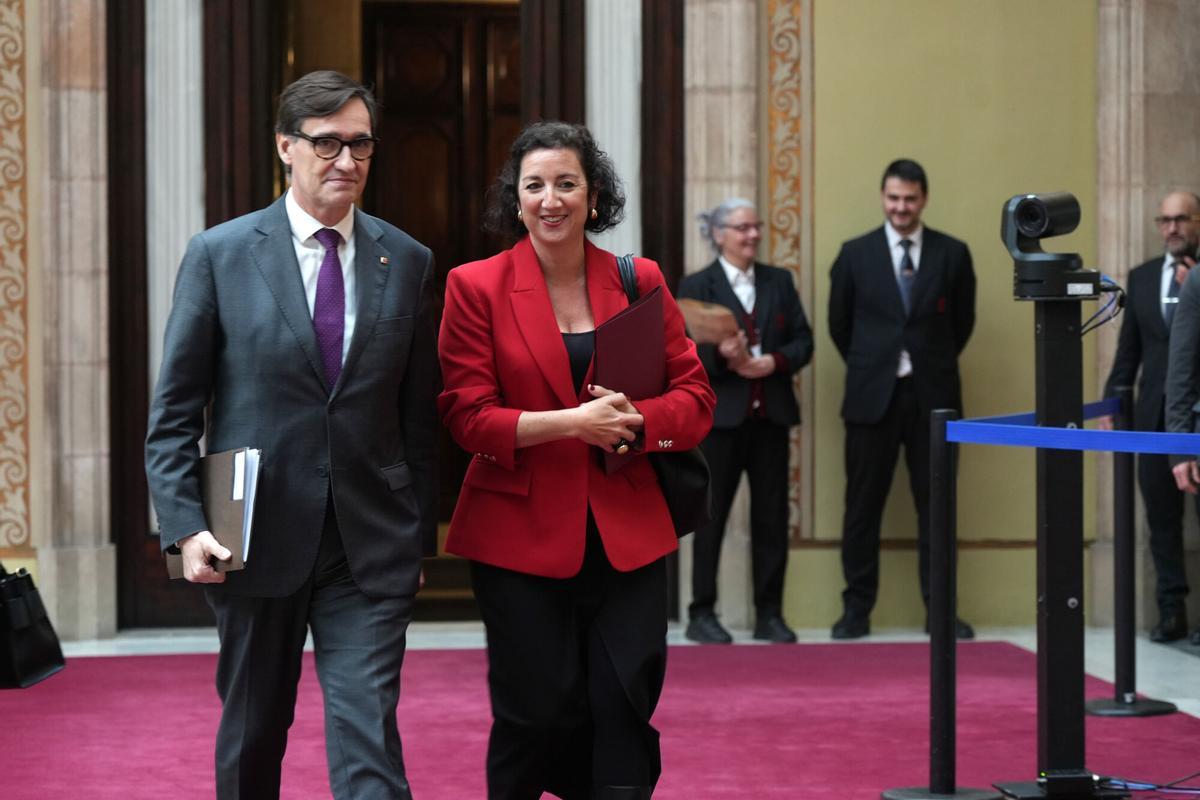 El president de la Generalitat, Salvador Illa, con la consellera d'Economia, Alícia Romero, en el Parlament