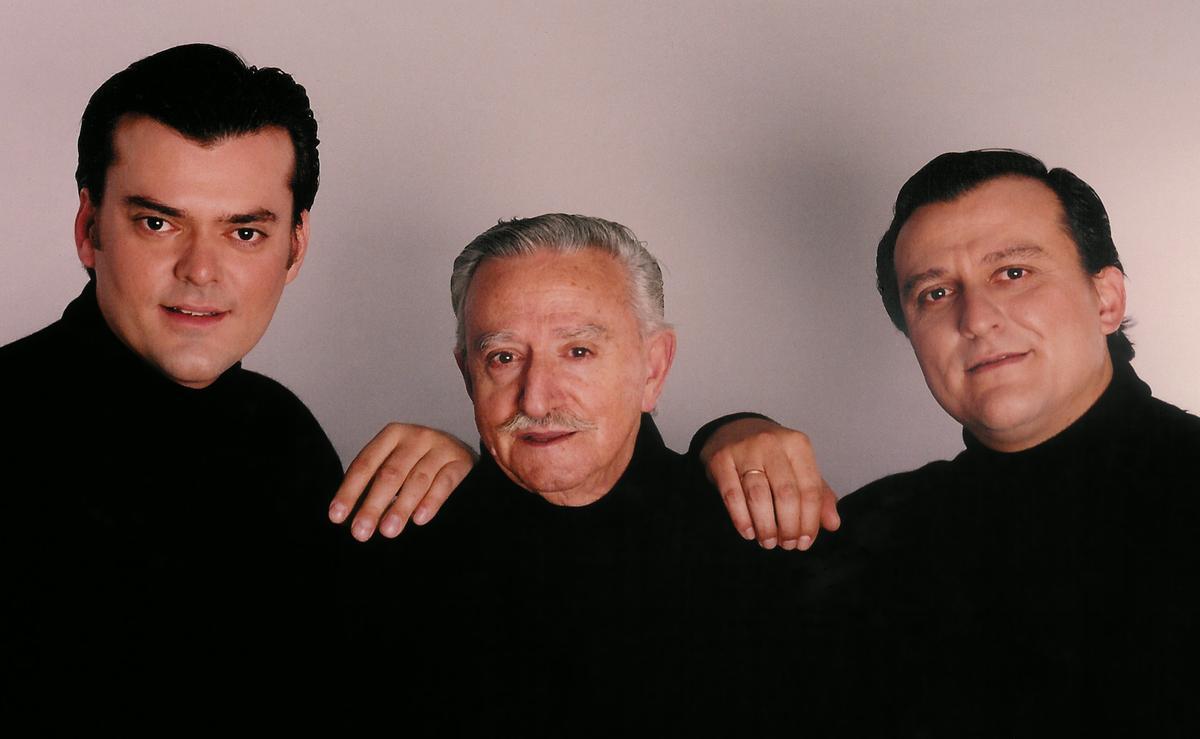 Miguel Pino junto a sus dos hijos