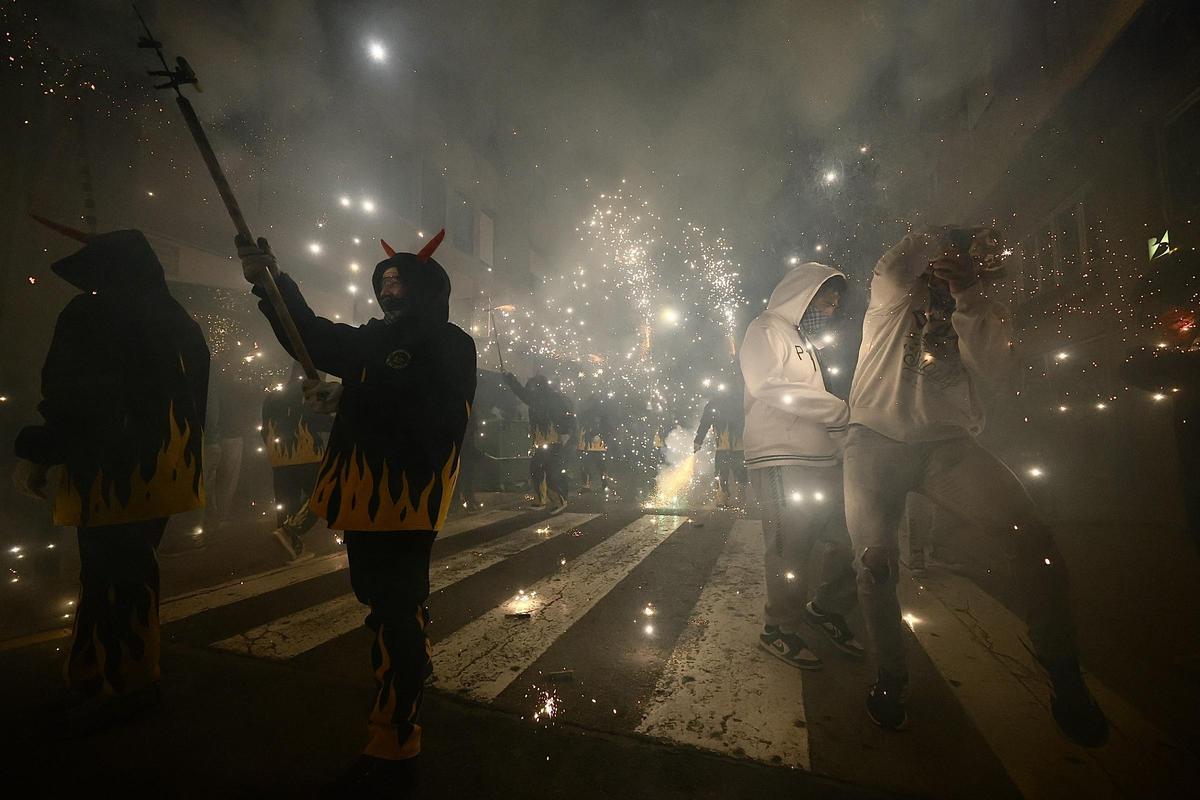 Galería: El correfocs de Dimonis de la Plana recorre las calles de Castelló