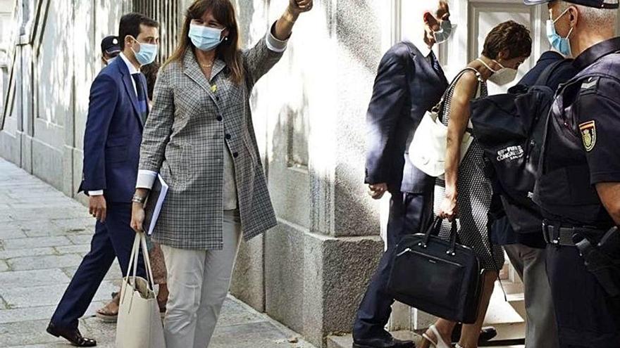 Laura Borràs, acompanyada d&#039;una quarantena de persones a la porta del Suprem.