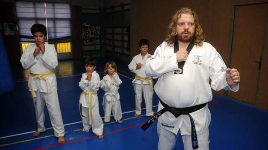 Roberto Ron, ayer, durante el entrenamiento con los más pequeños del Club Koryo. // Bernabé/Javier Lalín