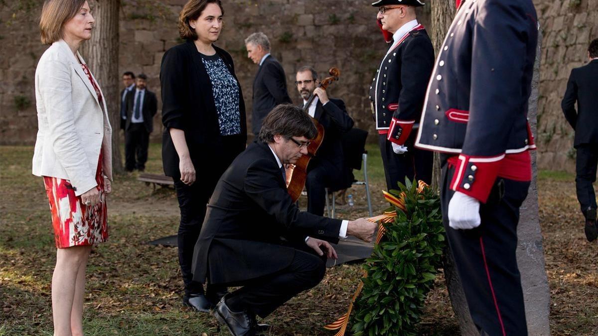 Ofrenda ante la tumba del presidente de la Generalitat republicana Lluis Companys coincidiendo con el 77 aniversario de su muerte.