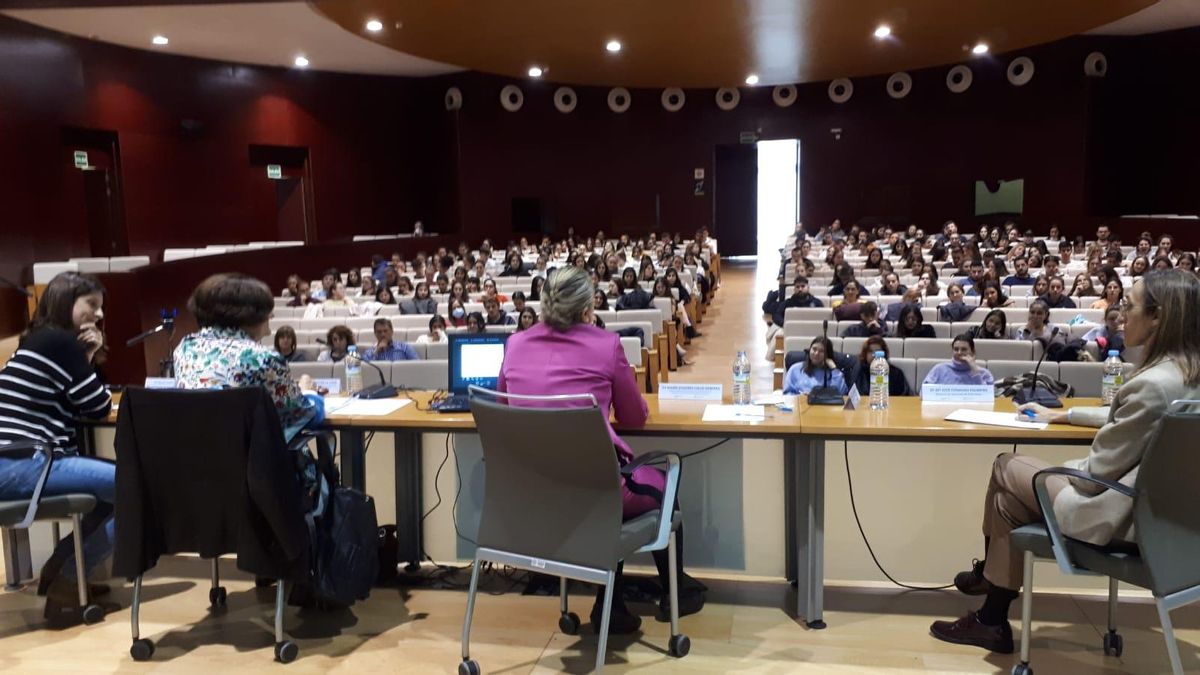 Charla sobre bioética en el salón de actos del Campus Viriato de Zamora